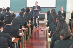 あいさつをする織田沢議長の写真