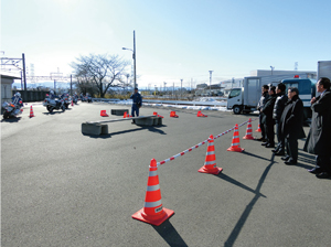 隊員の運転技術について説明を受ける写真