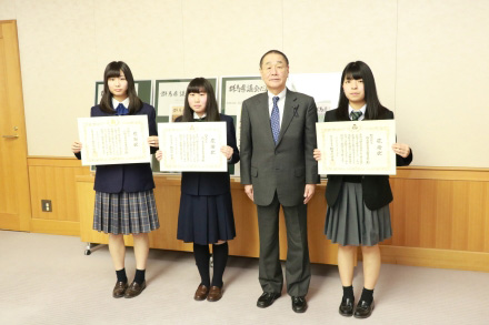 題字を揮毫した高校生と織田沢議長の写真