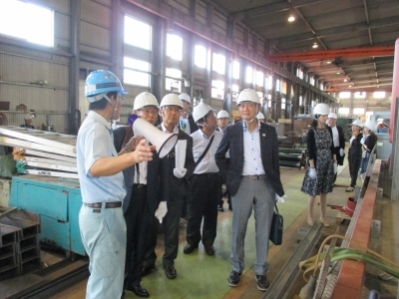 赤江機械工業(株)の取組について調査する様子写真