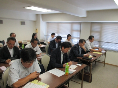 (一社)日本プレミアム能力開発協会の取組について説明を受ける様子写真