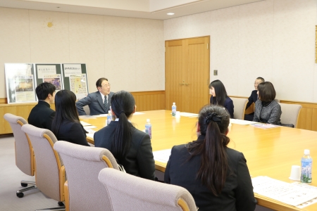 懇談する様子写真