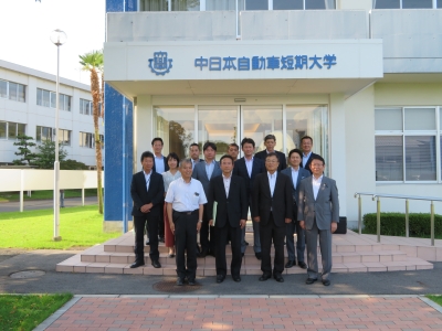 学校法人神野学園中日本自動車短期大学にて集合写真