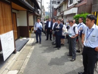 京都市景観・まちづくりセンターの説明を受ける様子写真