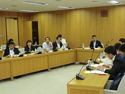 兵庫県議会で説明を受ける様子写真