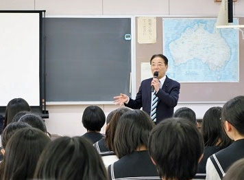 生徒からの質問に答える星名建市議員の写真