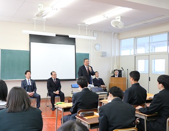 あいさつをする岸善一郎議員の写真