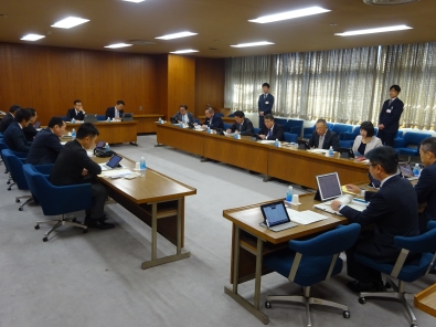 広島県議会事務局から説明を受けている様子写真