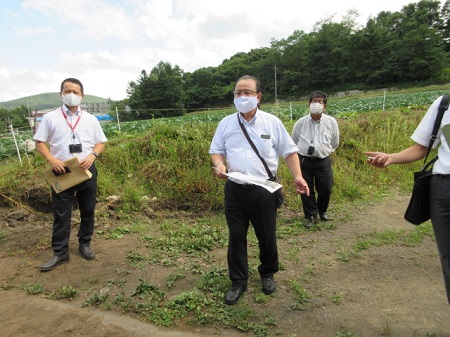 農道橋被災現場での調査の様子の写真