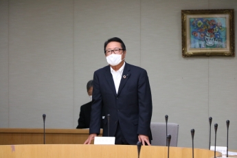 あいさつする萩原渉議長写真