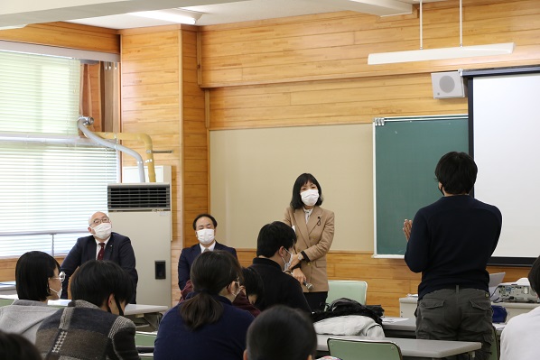 生徒からの質問を受ける加賀谷富士子議員の写真
