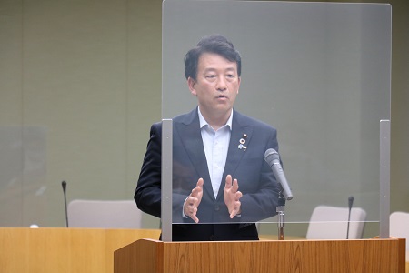 講演する笹川博義環境副大臣の写真
