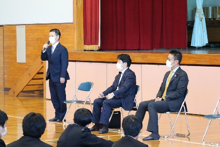 生徒からの質問に答える金井康夫議員の写真