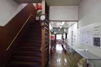 写真2旧群南村役場庁舎1階廊下・階段の画像