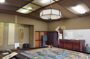 写真6旧群南村役場庁舎2階展示室（高崎城甍の間）の画像