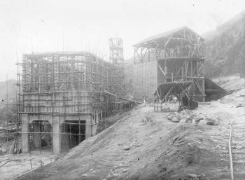 写真3建設中のホッパー棟（昭和19年）の写真