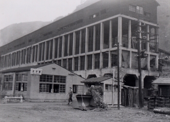 写真4昭和20年代の太子駅とホッパー棟の写真