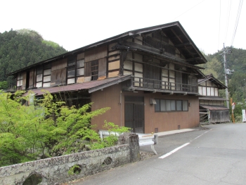 春秋館跡　居宅兼事務所・蚕室（道路南東から）の写真