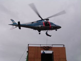 県警ヘリ「あかぎ」からの降下訓練の画像