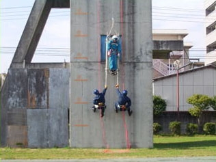 担架による救助訓練の画像