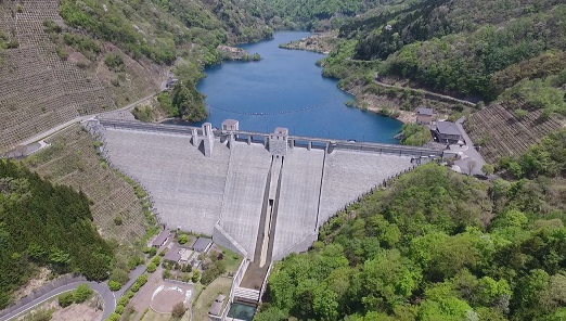 四万川ダムと奥四万湖の画像