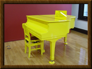 黄色いピアノの写真