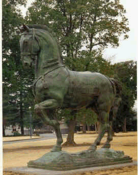彫刻「巨きな馬」の画像