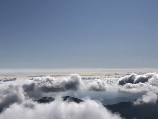 稜線から望む雲海の写真