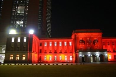 世界エイズデー昭和庁舎ライトアップの写真