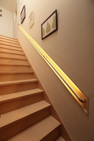 住宅用壁埋め込み型照明付き階段手すり「ウォールインワン」の写真