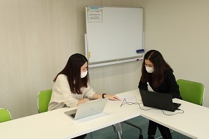 image:Hình ảnh làm việc theo cặp giữa nhân viên người nước ngoài và nhân viên người Nhật.