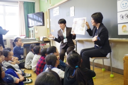 小学校での外国語活動（英語）の授業の写真
