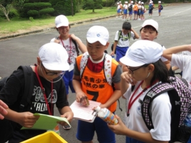 交流学習会の班別ウォークラリーの写真