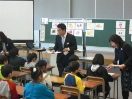 小学校外国語活動の授業（太田市立旭小学校）の写真