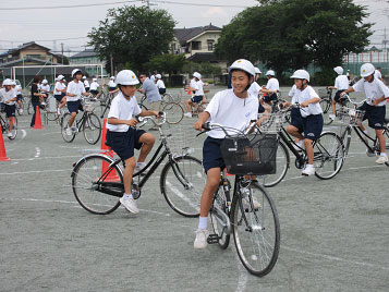 自転車の交通安全教室の様子の写真