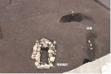 方形の溝で囲まれた2号周溝墓の全景（西から）の画像