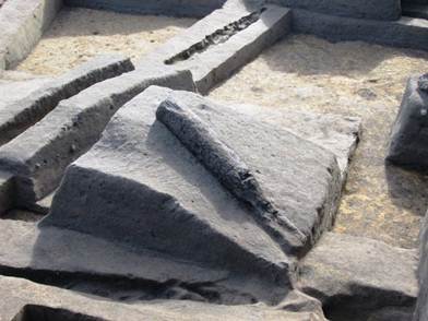 ホゾの残る炭化した柱材（西から）の画像
