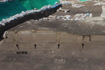 写真12：火砕流堆積物層に残った1号・2号掘立柱建物の痕跡（南から撮影）の画像