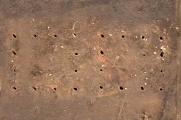 写真13：2棟の掘立柱建物で出土した多量の臼玉・赤誠模造品と土師器の画像