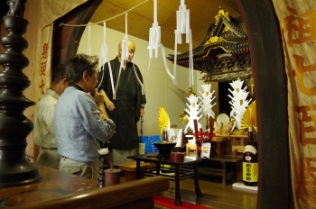 写真2：本妙寺（伊勢崎市）での調査の写真