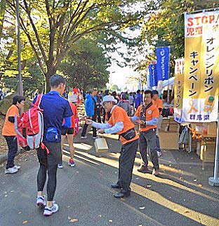 ぐんま県民マラソンでの広報の様子写真