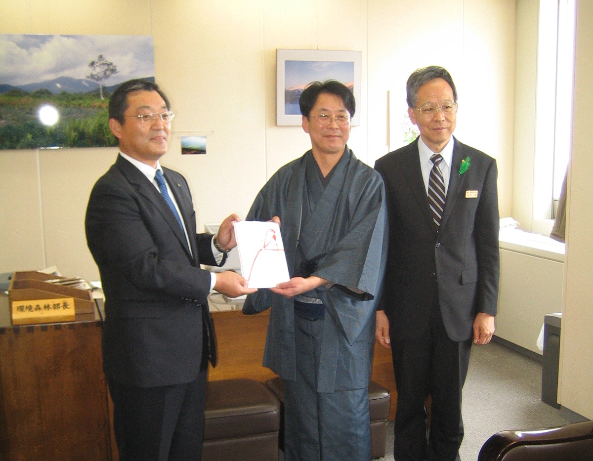 左：津久井常務　中央：阿部センター長　右：青木県環境森林部長