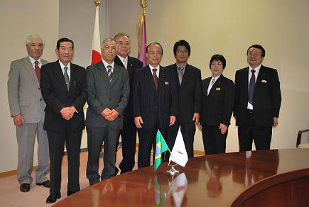 在伯群馬県人文化協会小渕副会長茂原副知事表敬訪問全体写真