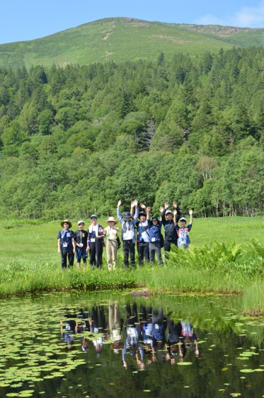  池塘に写るみんなもバンザイ！の写真