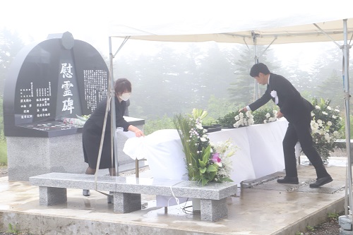 写真：献花を行う山本知事