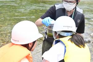 マイクロプラスチック採取（上流）の写真3