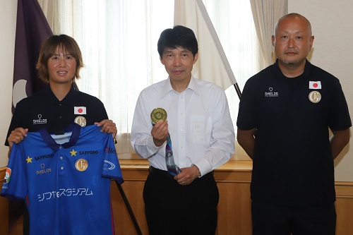 写真：記念撮影する山本知事と阿久津選手と冨沢選手