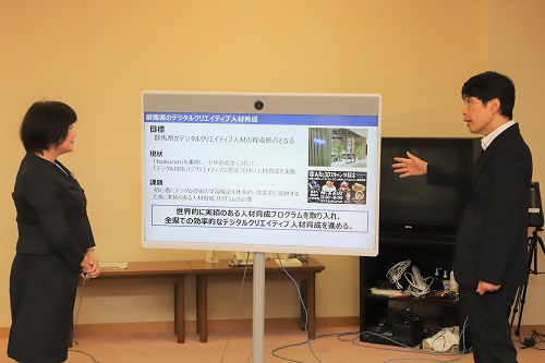 写真：補正予算案について説明を受ける山本知事