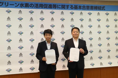 写真：合意書を取り交わす山本知事と山梨県・長崎知事