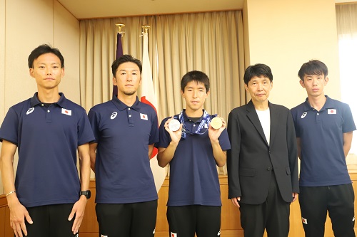 写真：記念撮影する山本知事と唐澤選手たち